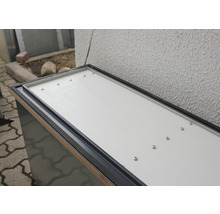 Detailopname van een tuinmeubel met schroeven en frame