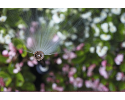 Gazonsproeier in gebruik voor tuinirrigatie