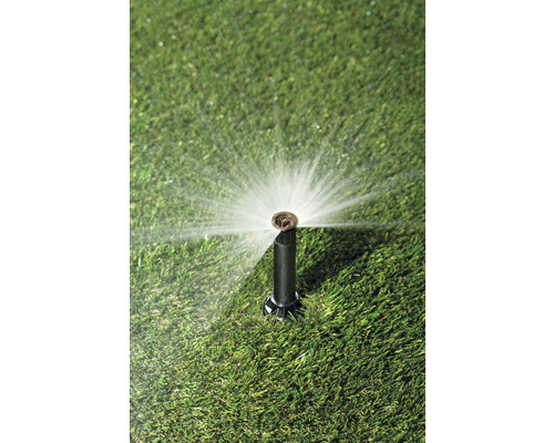 Pop-up sproeier besproeit een gazon