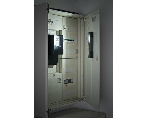 Open meterkast met zekeringen en elektriciteitsmeter