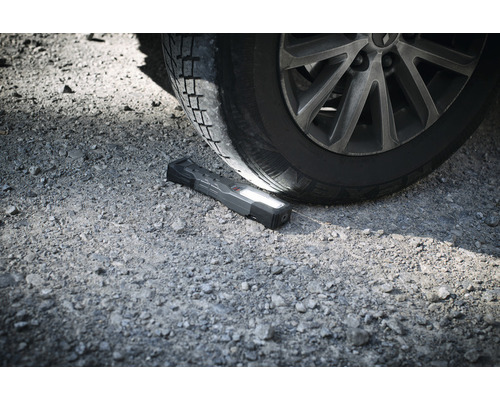 Acculamp onder een band op een grindpad