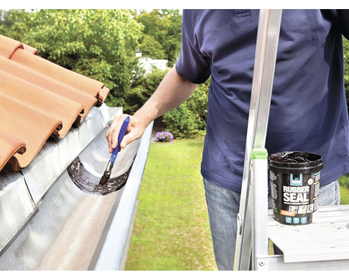 Man dicht dakgoot af met rubbercoating