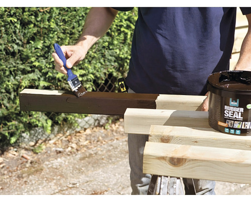 Hout schilderen met rubbercoating met een kwast
