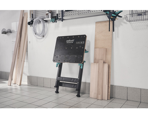 Werkbank met houten materialen in een werkplaats