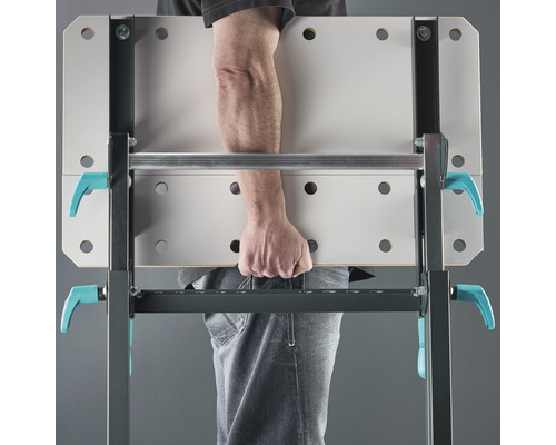 Een persoon draagt een werkbank.