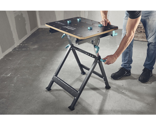 Wolfcraft Master 650 werkbank met een persoon die hem bedient