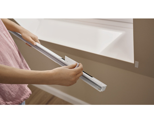 Persoon monteert een dakraamrollo