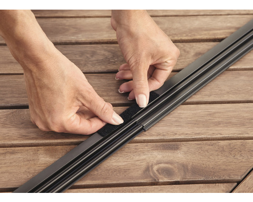 Persoon bevestigt klittenband aan een insectenhor