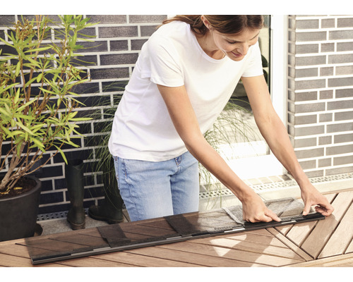 Vrouw monteert hor op houten tafel buiten