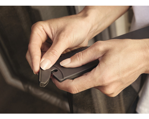 Twee handen bevestigen een insectenhor met een gereedschap.