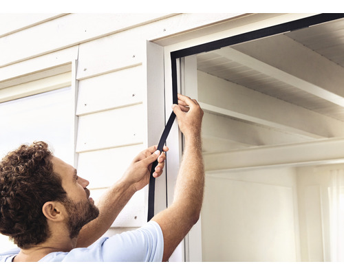 Man brengt een raamafdichting aan