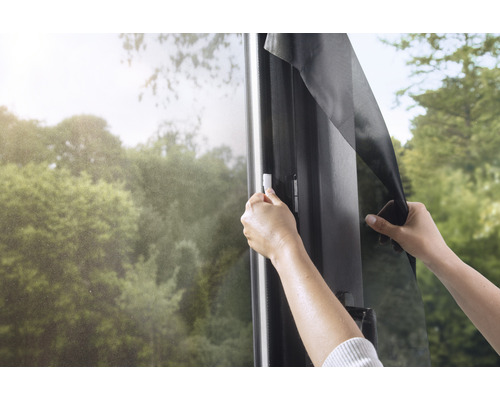 Installatie van een insectenhor op het raam