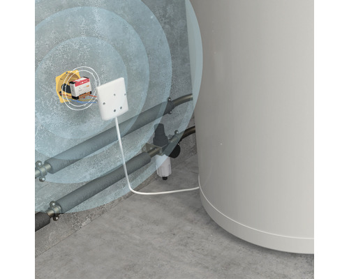 Installatie van een lekdetectiesysteem in een verwarmingsruimte met leidingen en boiler.