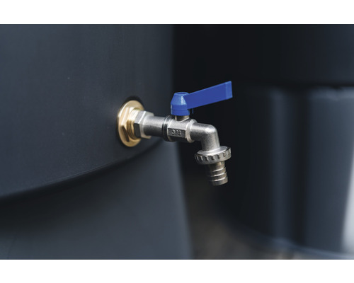 Metalen kraan met blauwe hendel op regenwateropslag