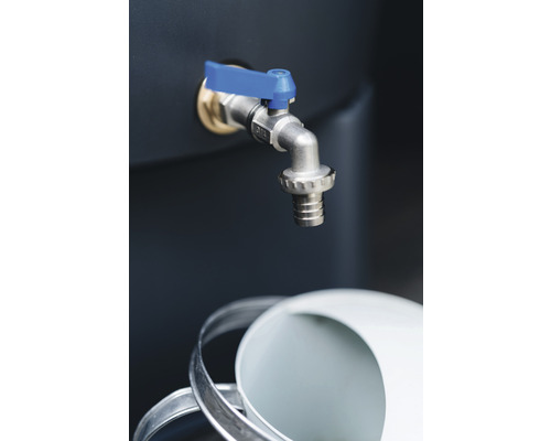 Waterkraan op een waterreservoir