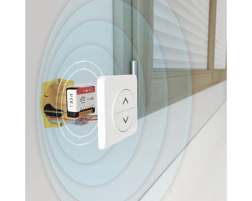 Draadloze rolluikbediening met schakelaar naast een raam