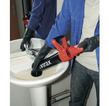 Rioolontstoppingsapparaat in gebruik op een wastafel