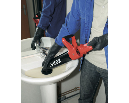 Rioolontstoppingsapparaat in gebruik op een wastafel