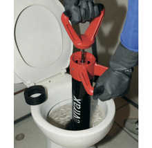 Ontstoppen van een verstopping met een toiletpomp in de badkamer.