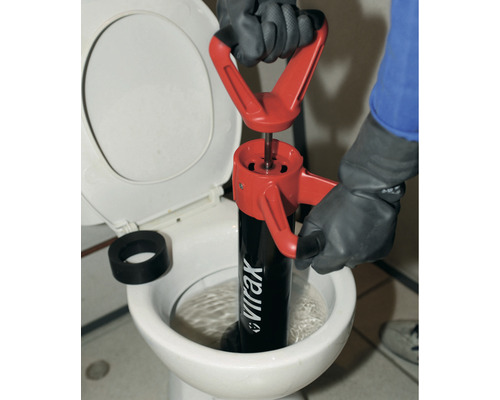 Ontstoppen van een verstopping met een toiletpomp in de badkamer.