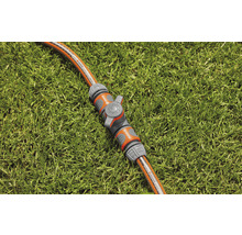 Tuinslangconnector op gazon