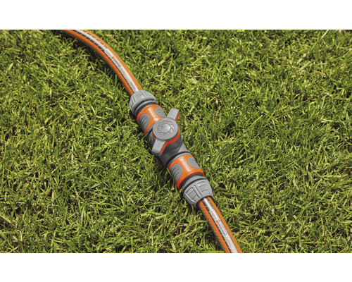 Tuinslangconnector op gazon