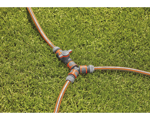 Tuinslang verdeler op gazon