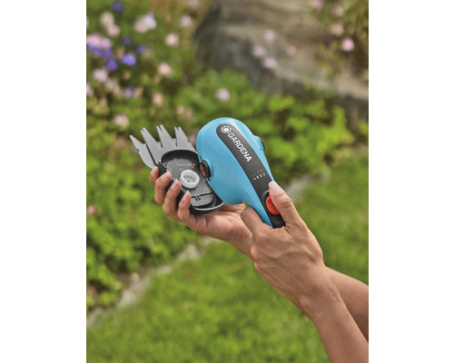 Gardena accu grasschaar met mesbeschermer in de handen gehouden