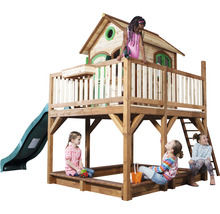 Houten speelhuis met zandbak, glijbaan en ladder in de tuin