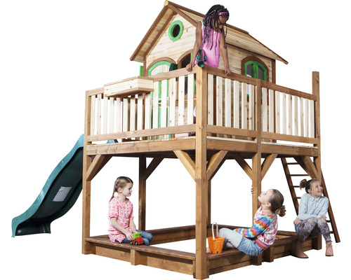 Houten speelhuis met zandbak, glijbaan en ladder in de tuin