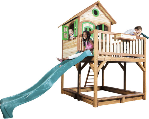 Speelhuis met glijbaan en zandbak voor kinderen in de tuin