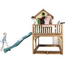 Speeltoren met glijbaan en zandbak voor kinderen in de tuin