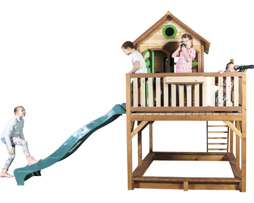 Speeltoren met glijbaan en zandbak voor kinderen in de tuin