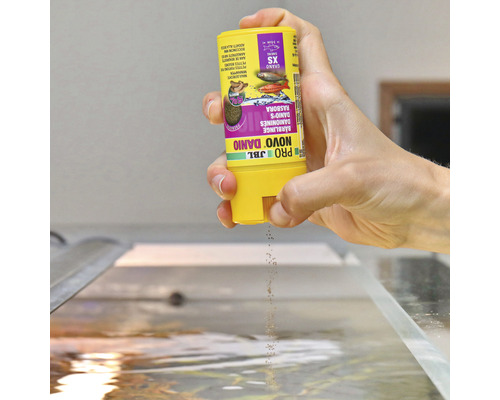 JBL Pro Novo Danio XS visvoer wordt in een aquarium gedoseerd