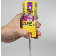 Hand houdt voer JBL Novo Danio voor kleine vissen vast