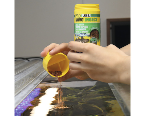 JBL Novo Insect visvoer wordt in een aquarium gedaan
