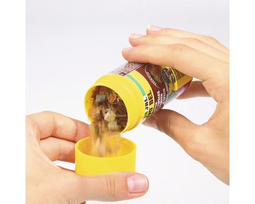 JBL NovoBel vlokkenvoer wordt in een geel deksel gegoten