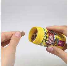 JBL Novo Tab voedertabletten voor alle vissoorten worden uit een gele container gegoten
