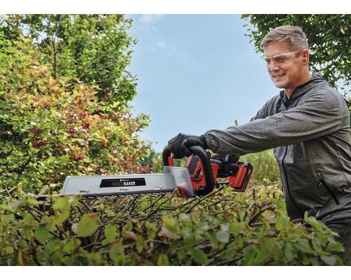 Man snoeit heg met een Einhell accu heggenschaar