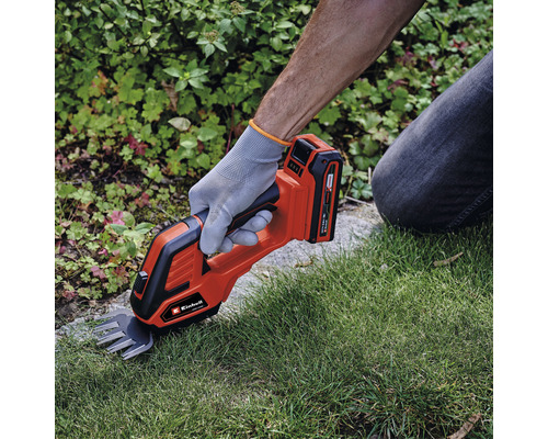 Accu grasschaar in gebruik voor gazononderhoud