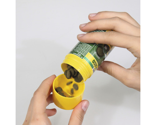 Tabletten voer wordt in het deksel gegoten