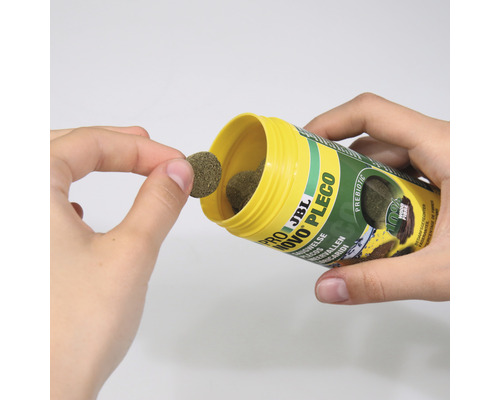 JBL Novo Pleco voedertabletten voor meervallen worden uit een geel blik gehaald