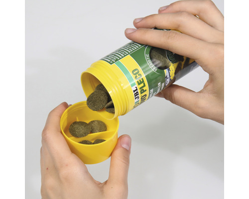 JBL Novo Pleco voedertabletten worden in een doseerhulp gegoten