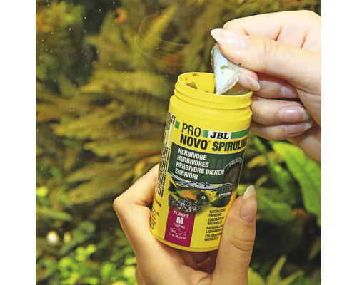 JBL Pro Novo Spirulina visvoerpot wordt geopend
