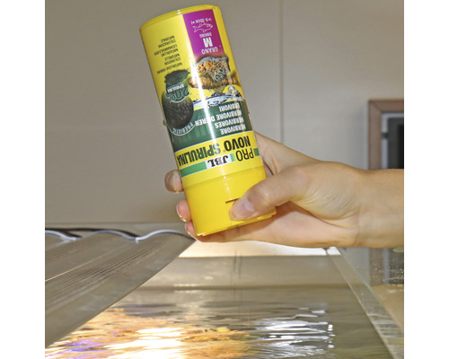 JBL Novo Spirulina visvoer wordt in een aquarium gedaan