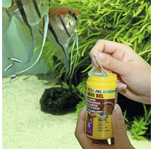 Persoon opent een pot JBL Pro Novo Bel visvoer voor een aquarium