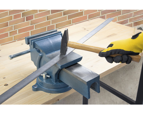 Werkbank met bankschroef, hamer en metalen strip