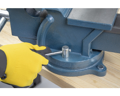 Een bankschroef wordt vergrendeld met een pen.