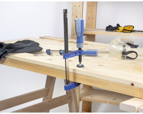 Werkbank met lijmklem, handschoenen en veiligheidsbril