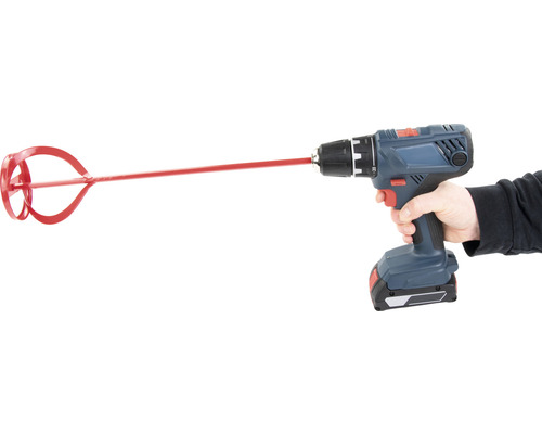 Een boormachine met een verfmixer wordt vastgehouden door een hand.